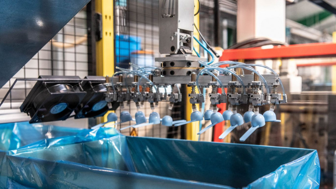 Robot der håndterer plastemner